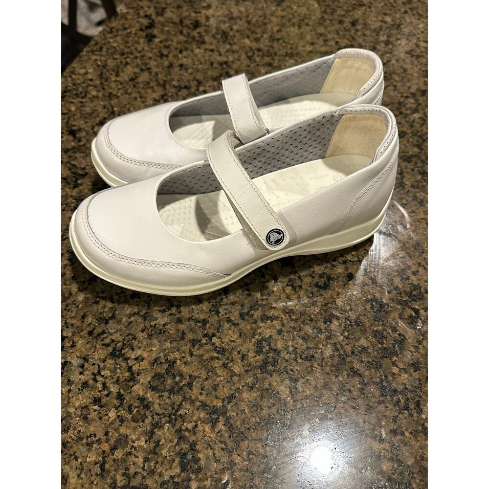 Crocs women’s size 6 white Mary Janes comfort shoes - Picture 4 of 9